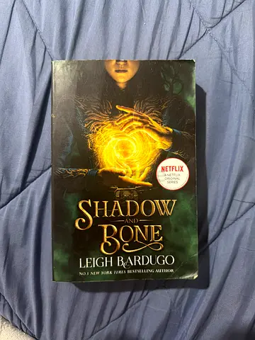 Shadow and Bone by Leigh Bardugo - Paperback (Good condition)