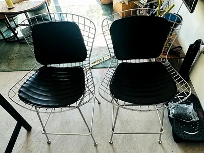 🪑 2 Black Wire High Chairs – FOR SALE