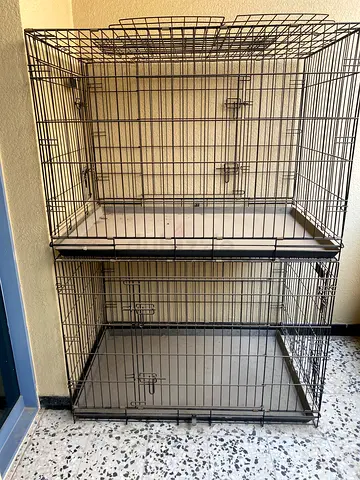 Two metal cages for large or extra large dogs. 107 x 70 x 75 cm