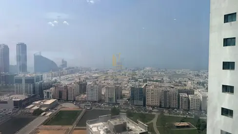 شقة فاخرة مفروشة بالكامل للبيع | برج أول صف على كورنيش خالد