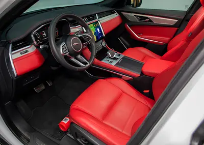 صورة 10 لـ 2025 Jaguar F-PACE