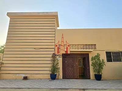 Like new neat and clean 3 bedroom villa All master room hall separate Majlis siplit ac parking 70k