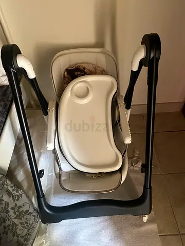 Compact electric baby swing with removable tray - good condition