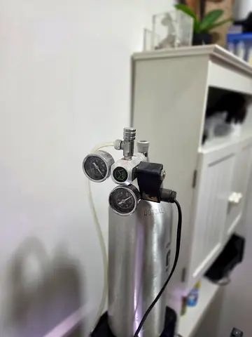 CO₂ cylinder + Reguulator and solenoid + defuser