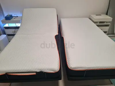One single motor-adjustable bed + mattress