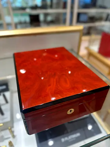 Venlo Company Polished Wood Finish Collectible Lockable Box