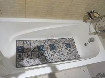 Non-slip patterned bathtub mat — good condition