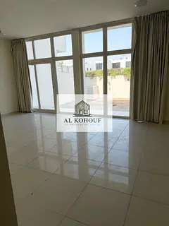 5BR Villa | Trixis | Private Garden | Single row