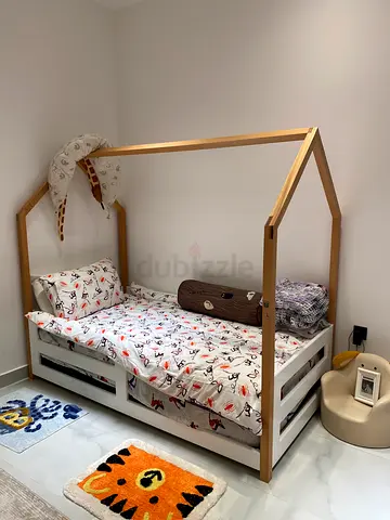 House-frame toddler/child bed with mattress and bedding