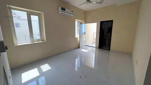 استوديو أول ساكن للإيجار السنوي ببلكونة وتشطيبات حديثة مع شهر مجاني وتأمين شيك بموقع استراتيجي وحيوي وجاهز تماما للسكن الفوري المريح