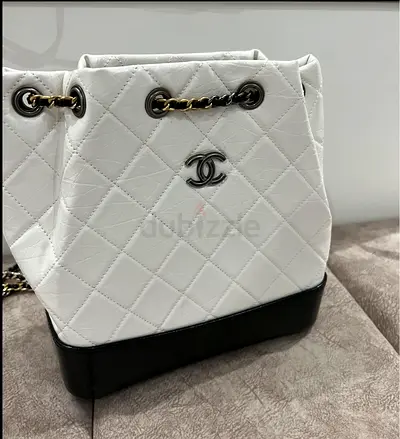 Copy a White and black quilted Chanel-style bucket bag with chain strap