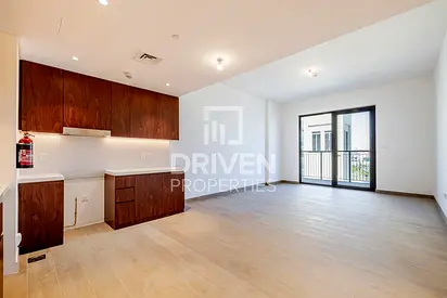 Modern Layout and Bright Apt | Ready to Move In