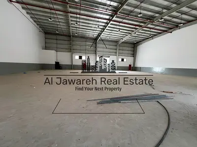 مستودع واسع على شارع رئيسي في أم القيوين بمساحة 9050 قدم مربع