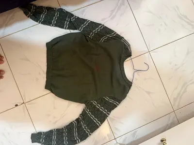 Olive green knitted sweater with patterned sleeves - medium