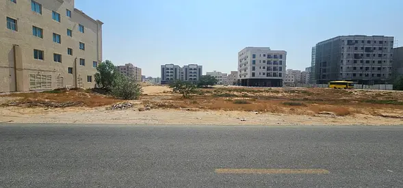 أرض فيلا للبيع 3014 قدم شامل رسوم التسجيل مرتين