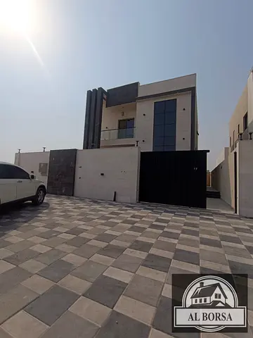 للبيع في الحليو 2 فيلا ديلوكس مع مسبح تتكون من 4 غرف و صالة و صالة و مطبخ و مطبخ تحضيري و حجر خارجي و حديقة داخلية.