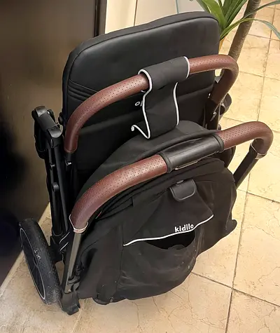للبيع عربانة اطفال شبه جديدة