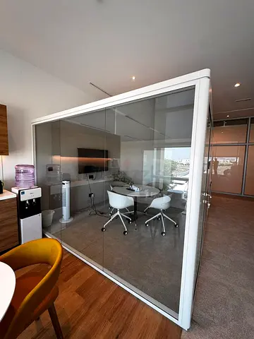 Freestanding Acoustic Meeting Pod / Partition