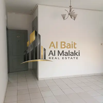 شركة البيت الملكي للعقارات تقدم شقة واسعة غرفة وصالة للإيجار السنوي في التعاون بالشارقة – بلكونة، إطلالة مفتوحة وجميلة، حمام واحد، بدون رسوم إدارية وخ