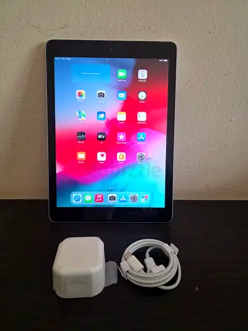 Ipad 9.7 6Th Gen with charger 32Gb Storage waterpack condition 10/8.5 fully Geniune 100% battery
