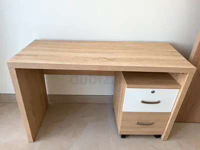 Modern Desk / Home Office Desk – Excellent Condition