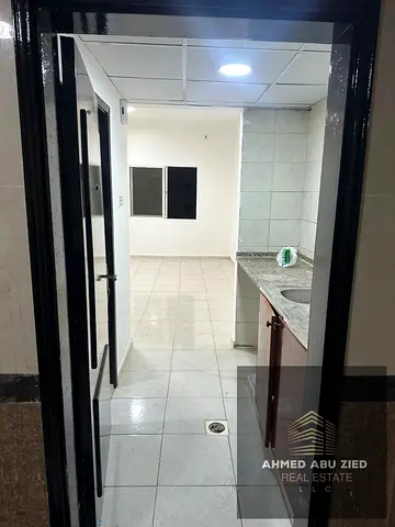 مساحه واسعه - موقع مميز - تكيف مركزي - متاح براكن امام البنايه