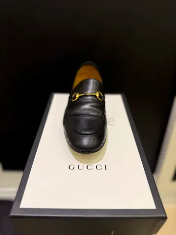 Gucci women shoes size 39 for 1000aed only