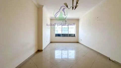 شقة ثلاث غرف وصالة للإيجار السنوي في التعاون الشارقة بإطلالة بانورامية مفتوحة وخزائن بالحائط مع جيم ومسبح