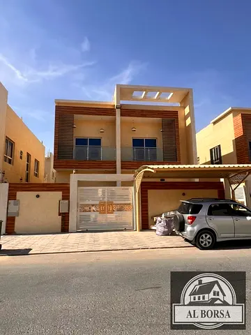 للايجار فيلا مكونه من خمس ماستر ومجلس وصاله وغرفه خادمه ومطبخ رئيسي ومطبخ تحضيري و 8 حمامات و مظله للسيارات ثاني ساكن