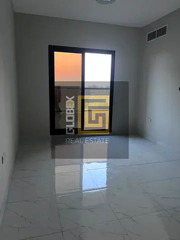 شقة غرفة وصالة للإيجار في الروضة قرب قسم شرطة الحميدية، حمامان وبلكونة بإطلالة مفتوحة وخزائن حائط، مناسبة للسكن العائلي بسعر 33 ألف درهم في موقع مميز.