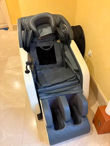 Full-body electric massage chair - great condition - JC Buckman