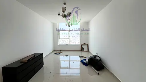 شقة غرفتين وصالة للايجار السنوي في منطقة الخان الشارقة بلكونة اطلالة بحرية مباشرة خزائن بالحائط غرف ماستر مساحة واسعة تشطيب حديث