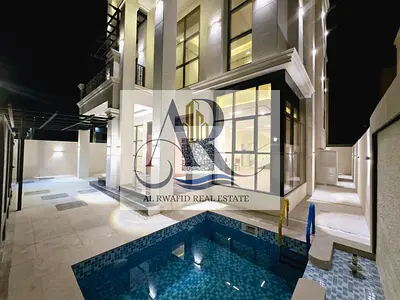 فيلا جديدة أول ساكن بموقع مميز، تتميز بمساحات واسعة وتصميم مناسب للسكن العائلي، مع مسبح خاص وروف.