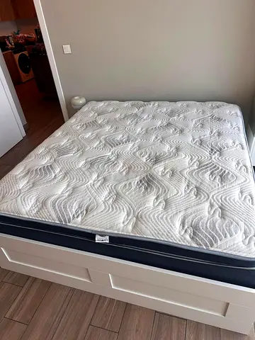 THE MATTRESS STORE KING SIZE mattress in EXCELLENT condition. Very low-use & deep cleaned already!