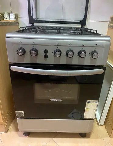 Sparingly used  freestanding gas oven with 4-burner hob - good working condition. Brand Suprr Geener