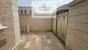 A spacious villa with luxurious, high-end finishes, located opposite the park, and featuring a maid