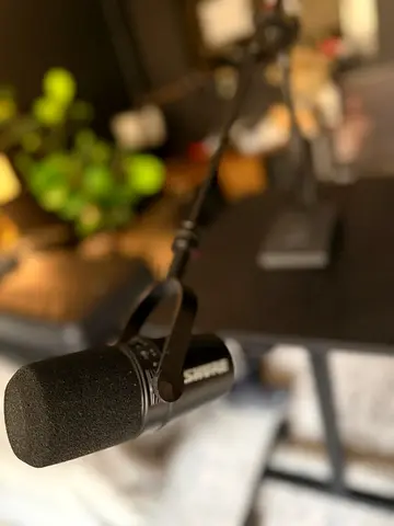 Shure MV7 Podcast Microphone + Gator Frameworks Stand Bundle