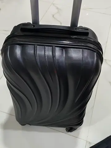 Black Hard-shell Carry-On Trolley Suitcase with Retractable Handle