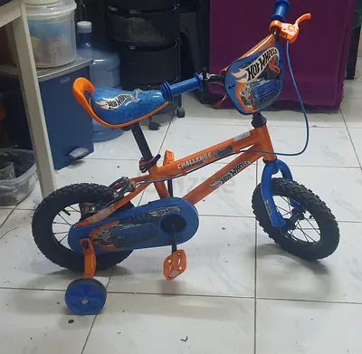 Hot Wheels kids bike with training wheels - 12 inch