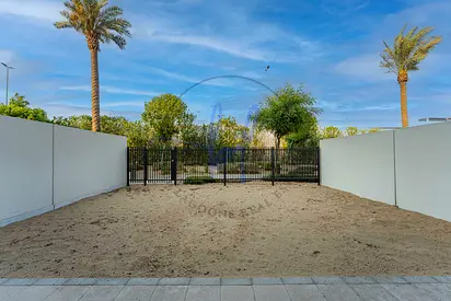 Modern Home | Middle Row Unit | Private Garden