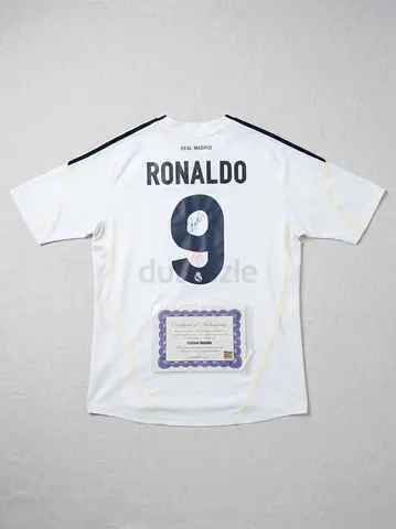 It comes with a Certificate of Authenticity confirming that the Cristiano Ronaldo signature is authe