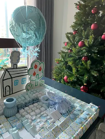 Large Christmas tree + decorations