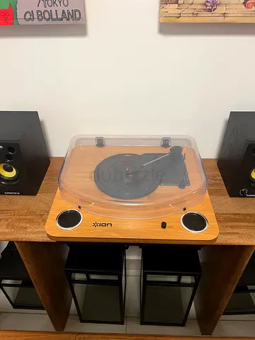 Wood-finish ION Turntable with Built-in Speakers - Good Condition