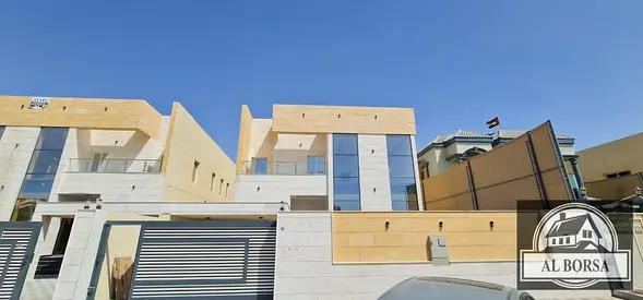 تصميم حديث ،مساحة الارض 5000 قدم، مطبخين كبار، خمس غرف وصالونين وغرفة خادمة، حمام خارجي ومخزن خارجي اضافي، تكيف مركزي وديكورات عصرية عمر الفيلا سنتين.