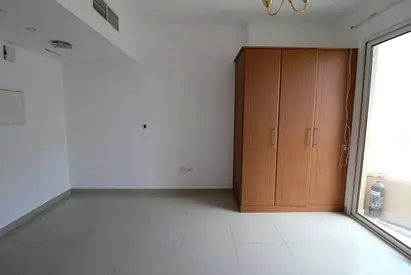 Elegant Studio With Parking | Lakeside Towers