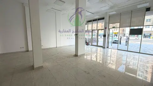 محل للإيجار السنوي في الصناعية 15، مساحة 1650 قدم، تشطيب جاهز، واجهة زجاجية بانورامية، شارع رئيسي، شهران فري