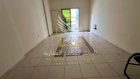 غرفتين وصالة مع بلكون بأطلالة مفتوحة تشطيب حديث مساحة واسعة بناء عائلي وموقع مميز
