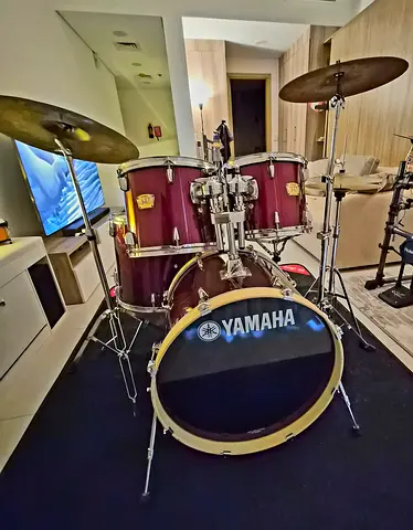 YAMAHAY YD Acoustic drums full set hardware and Zildjian Z cymbals