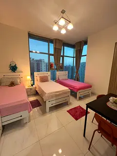 دبي الجداف بجانب المترو