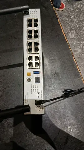 Used Huawei 8-Port Gigabit Router/Switch with Wi‑Fi Antennas